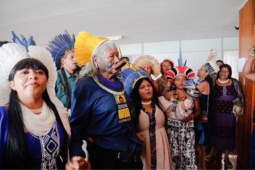 Cacique Raoni Metuktire espera que sua presença na posse presidencial  signifique a chegada de um tempo de paz - Associação Floresta Protegida